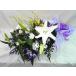 白いユリと菊、紫のトルコキキョウのお供え花束　命日、お悔やみに